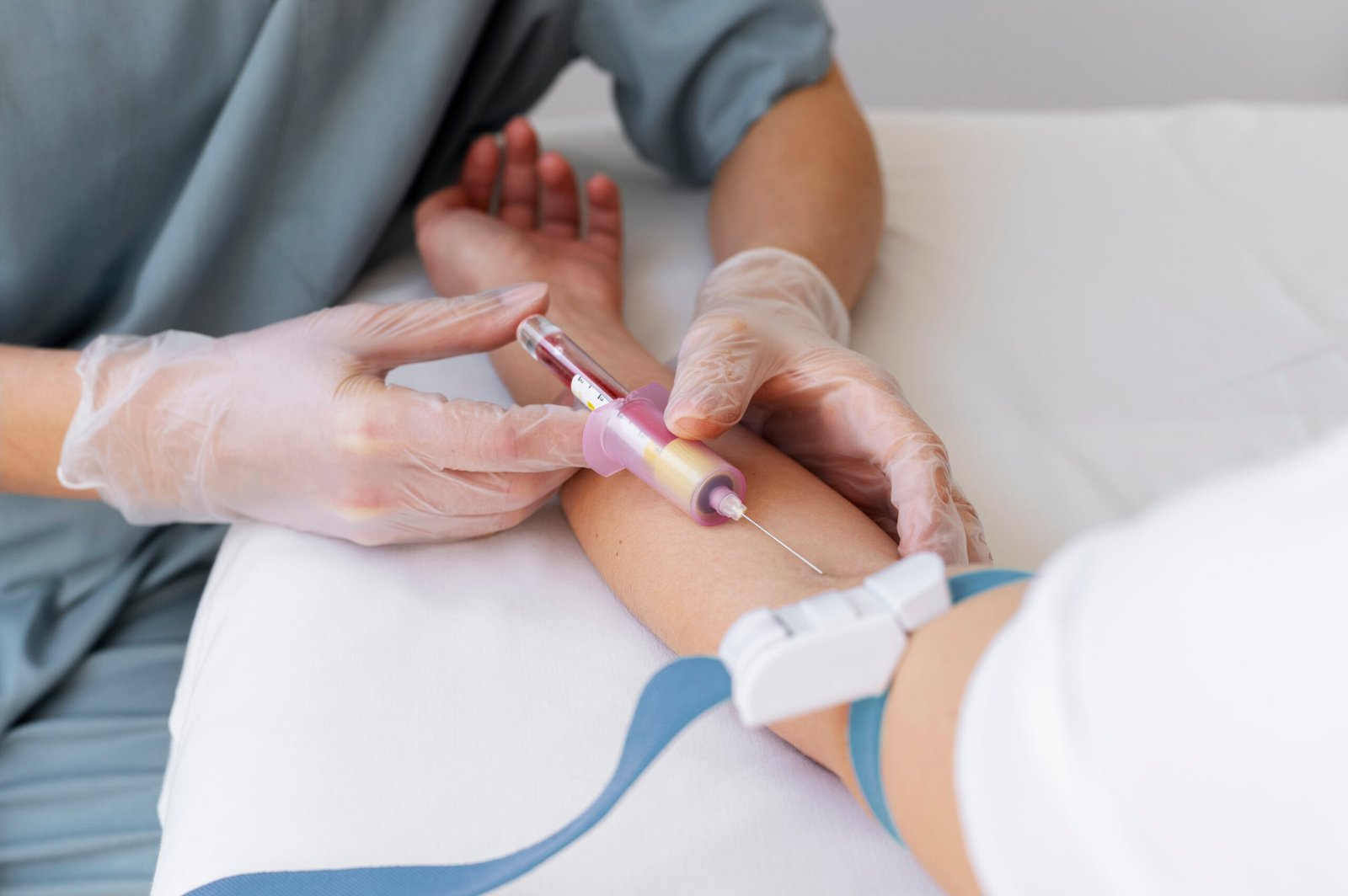 10 exames laboratoriais de rotina essenciais para acompanhar sua saúde regularmente